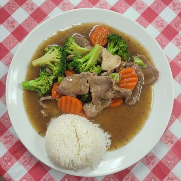 Thai Star's beef with broccoli, carrots, and mushrooms in brown sauce, served with white rice.