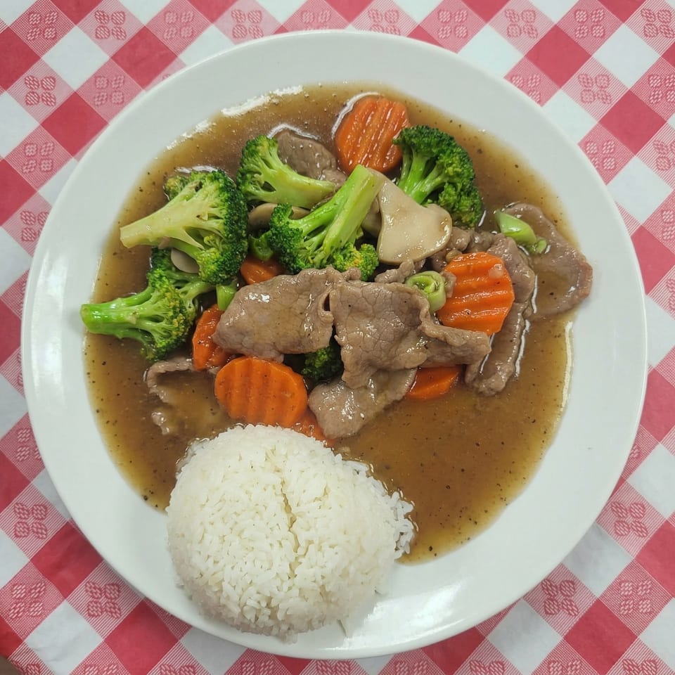 Thai Star's beef with broccoli, carrots, and mushrooms in brown sauce, served with white rice.